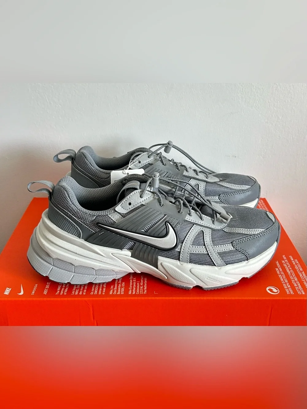 Nike V2K Run women’s Men’s Sneakers - size 7 Grey/White - Picture 3 of 8